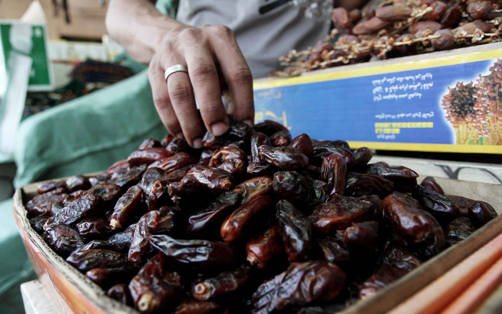 Pembeli memilih buah kurma yang dijual di salah satu toko kurma kawasan Pasar Tanah Abang, Jakarta, Kamis (28/2/2025). (Berita nasional.com/Oke Atmaja)