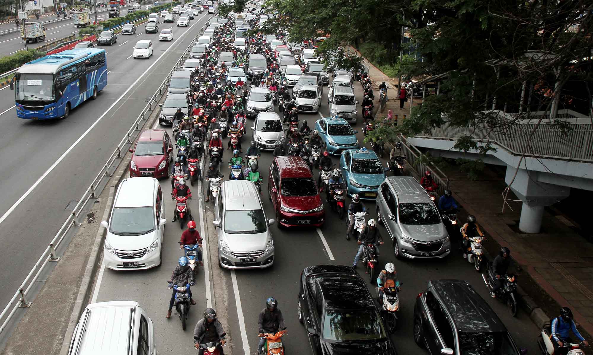 Sejumlah pengendara sepeda motor terjebak kemacetan di Jalan Gatot Soebroto, Jakarta, Kamis (17/10/2024). (BeritaNasional.com/Oke Atmaja)