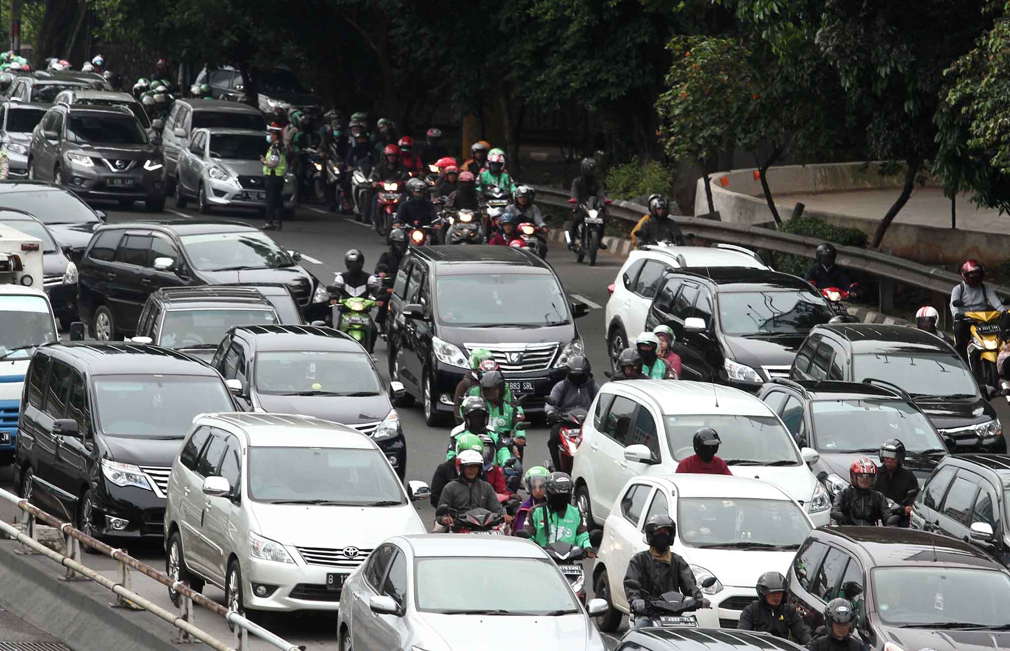 Sejumlah pengendara sepeda motor terjebak kemacetan di Jalan Gatot Soebroto, Jakarta, Kamis (17/10/2024). (BeritaNasional.com/Oke Atmaja)