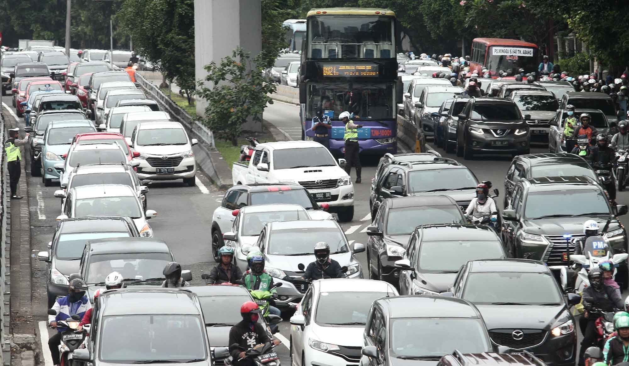 Sejumlah pengendara sepeda motor terjebak kemacetan di Jalan Gatot Soebroto, Jakarta, Kamis (17/10/2024). (BeritaNasional.com/Oke Atmaja)