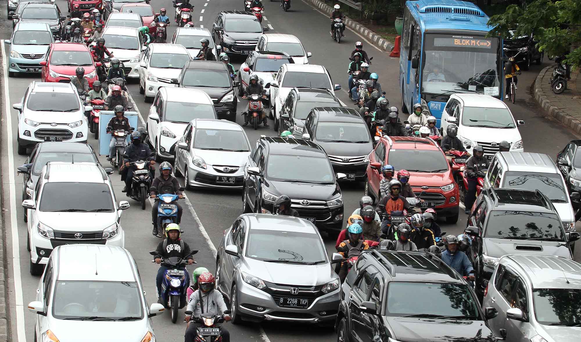 Sejumlah pengendara sepeda motor terjebak kemacetan di Jalan Gatot Soebroto, Jakarta, Kamis (17/10/2024). (BeritaNasional.com/Oke Atmaja)