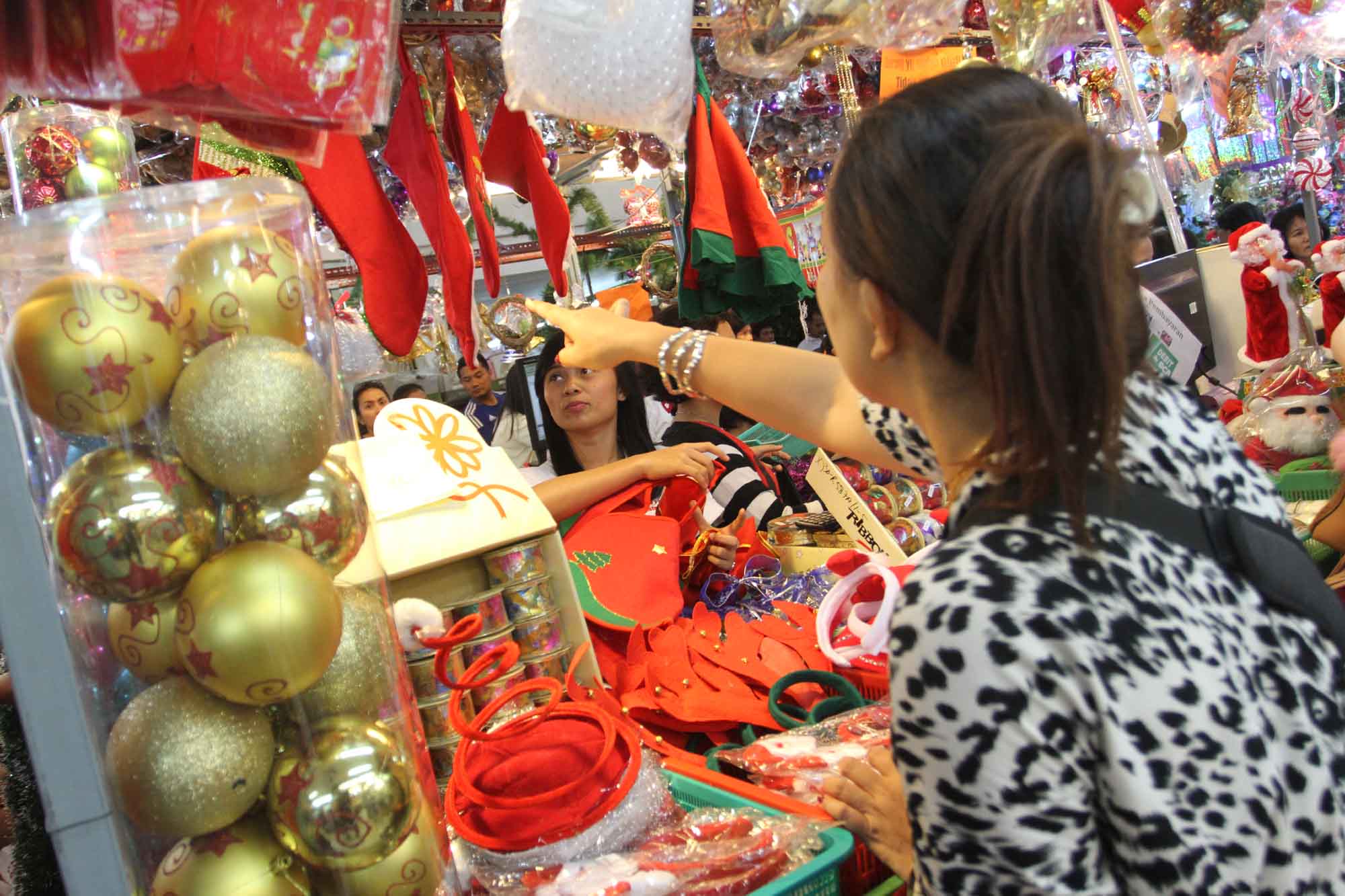 Warga memilih barang pernak-pernik natal di salah satu toko di Pasar Asemka, Jakarta, Sabtu (7/12/2024). (BeritaNasional.com/Oke Atmaja)