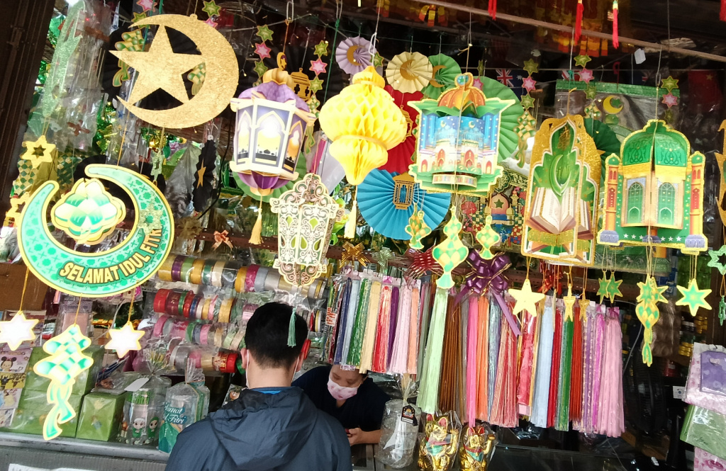 Calon pembeli melihat pernak-pernik Ramadan dan Idul Fitri 1446 H di Pasar Pagi, Jakarta, Kamis (13/3/2025). (Berita nasional.com/Oke Atmaja)