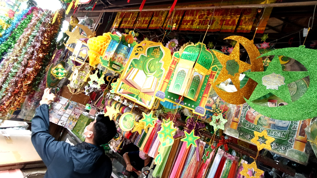 Calon pembeli melihat pernak-pernik Ramadan dan Idul Fitri 1446 H di Pasar Pagi, Jakarta, Kamis (13/3/2025). (Berita nasional.com/Oke Atmaja)