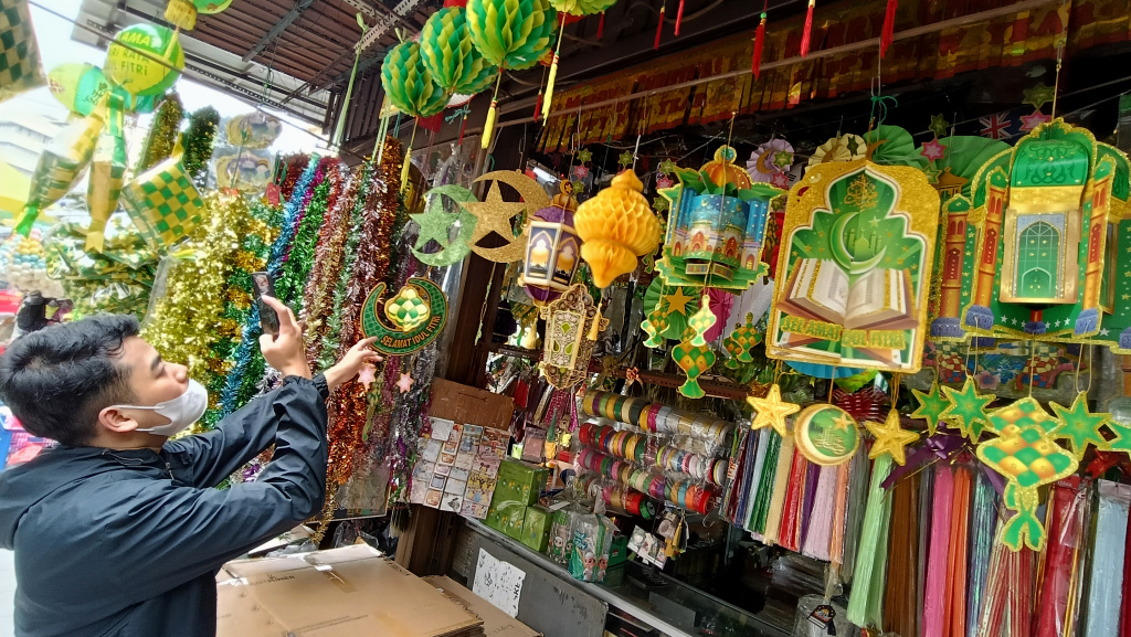 Calon pembeli melihat pernak-pernik Ramadan dan Idul Fitri 1446 H di Pasar Pagi, Jakarta, Kamis (13/3/2025). (Berita nasional.com/Oke Atmaja)