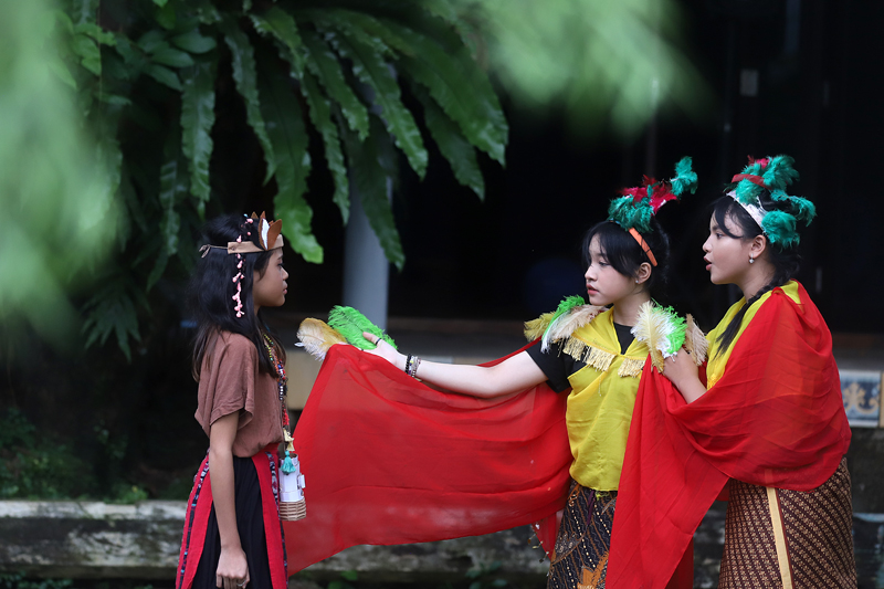 Anak-anak mementaskan seni tari dan teater di Huma Art Center. (BeritaNasional/Elvis Sendouw)