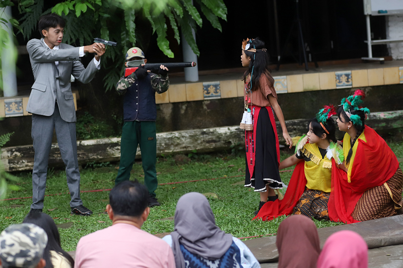 Anak-anak mementaskan seni tari dan teater di Huma Art Center. (BeritaNasional/Elvis Sendouw)