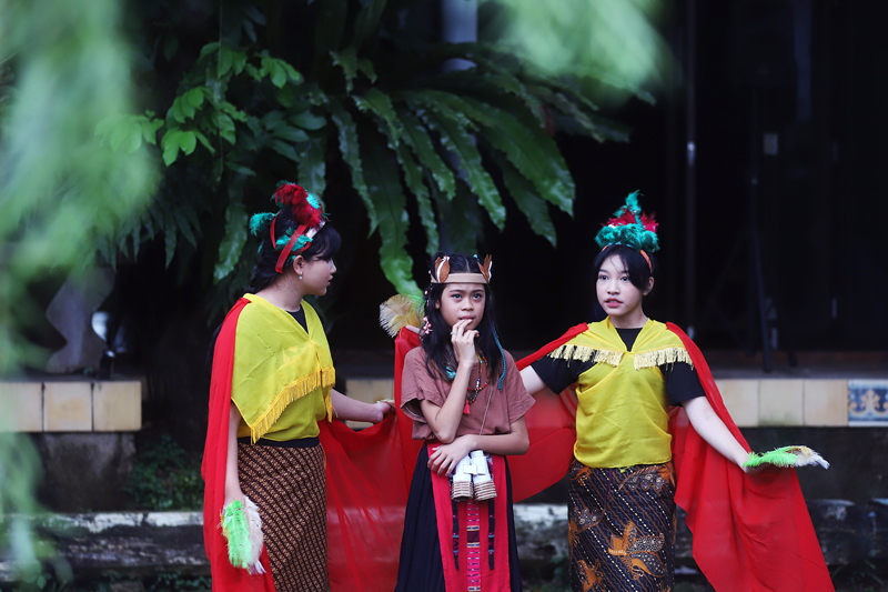 Anak-anak mementaskan seni tari dan teater di Huma Art Center. (BeritaNasional/Elvis Sendouw)