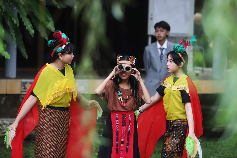 Anak-anak mementaskan seni tari dan teater di Huma Art Center. (BeritaNasional/Elvis Sendouw)