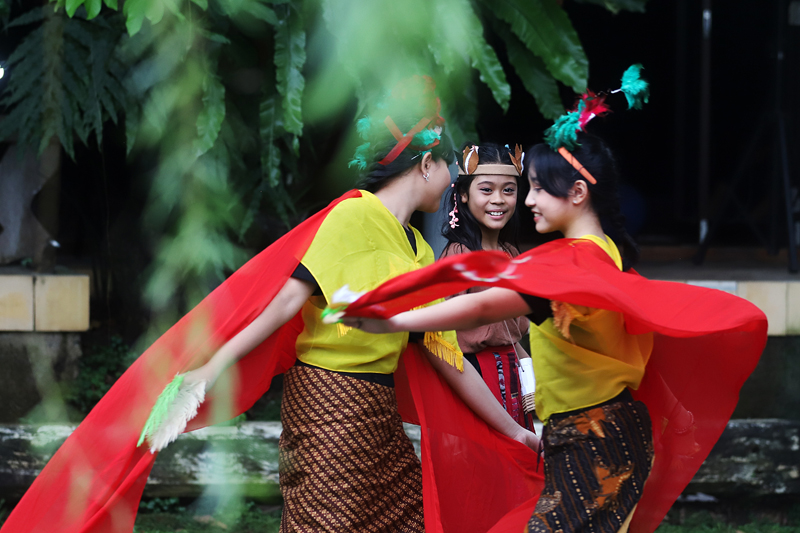 Anak-anak mementaskan seni tari dan teater di Huma Art Center. (BeritaNasional/Elvis Sendouw)