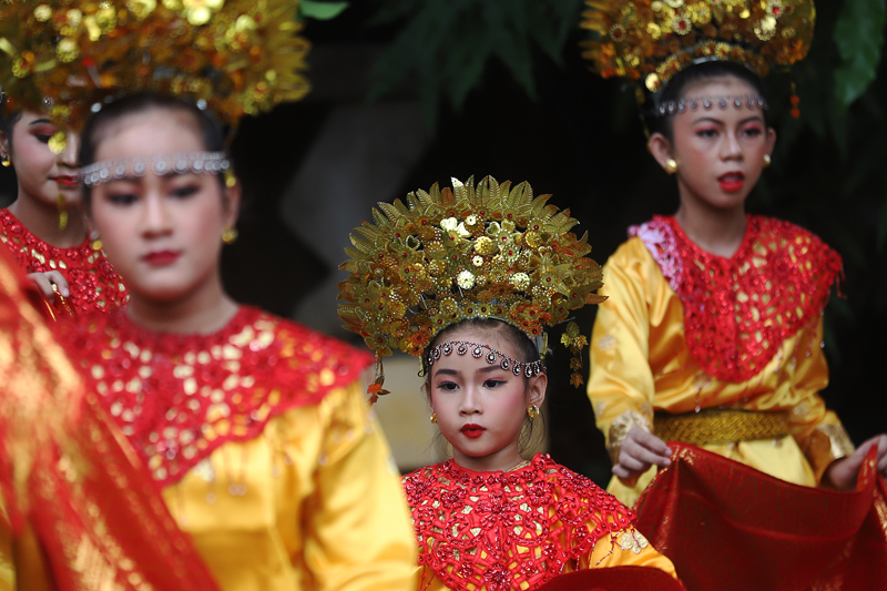 Anak-anak mementaskan seni tari dan teater di Huma Art Center. (BeritaNasional/Elvis Sendouw)