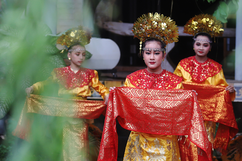 Anak-anak mementaskan seni tari dan teater di Huma Art Center. (BeritaNasional/Elvis Sendouw)