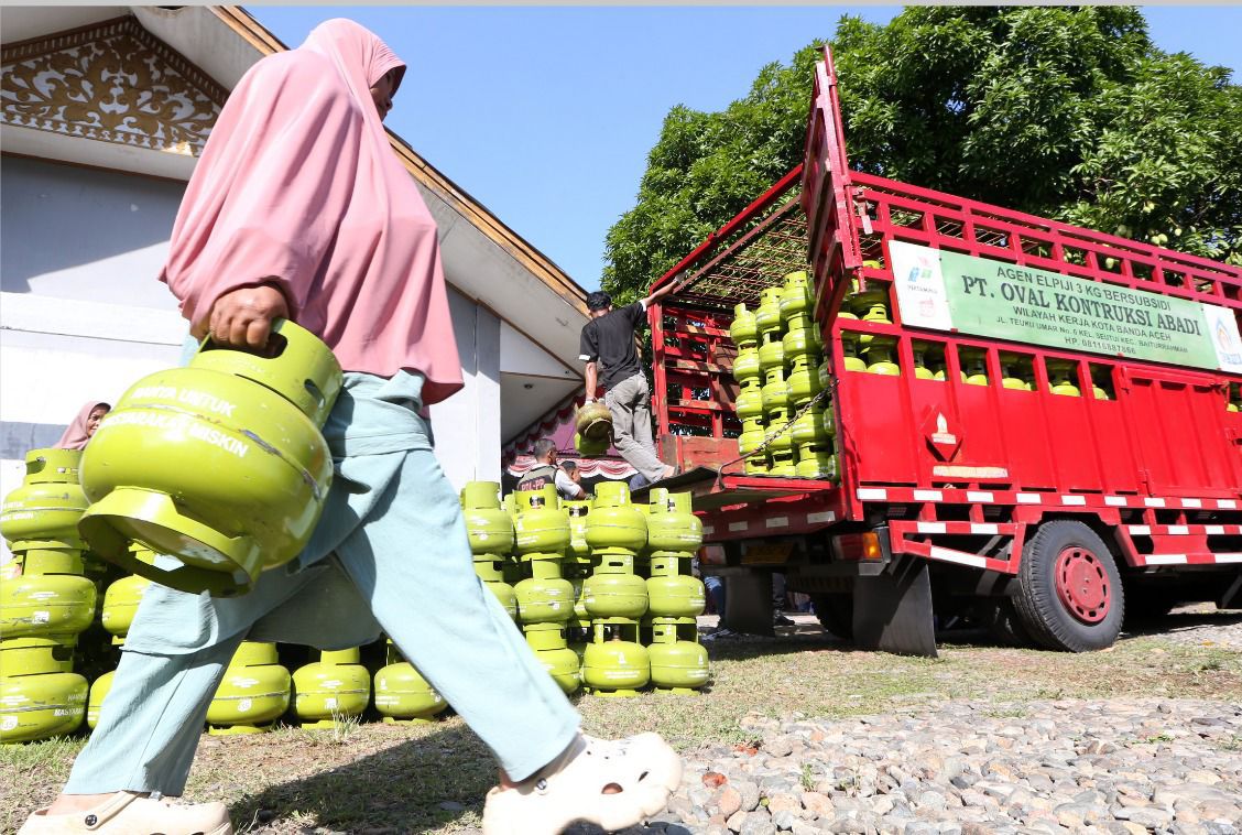Pekerja menyiapkan tabung gas 3kg yang siap didistribusikan ke masyarakat di, Jakarta. (BeritaNasional/Elvis Sendouw)
