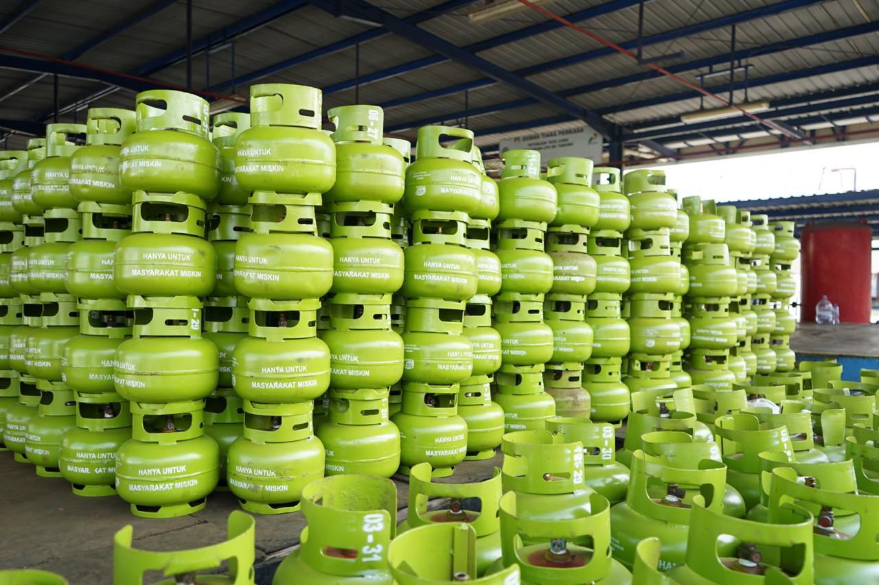 Pekerja menyiapkan tabung gas 3kg yang siap didistribusikan ke masyarakat di, Jakarta. (BeritaNasional/Elvis Sendouw)