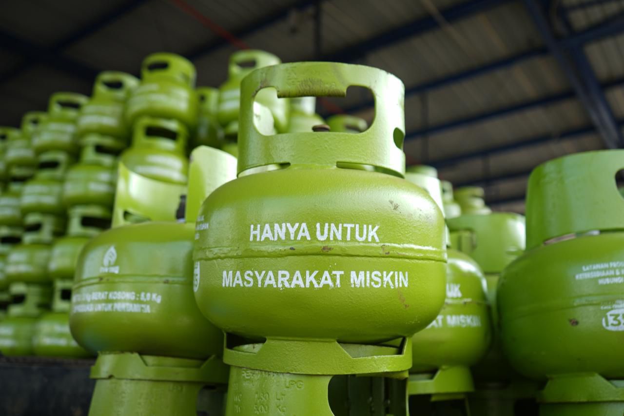 Pekerja menyiapkan tabung gas 3kg yang siap didistribusikan ke masyarakat di, Jakarta. (BeritaNasional/Elvis Sendouw)
