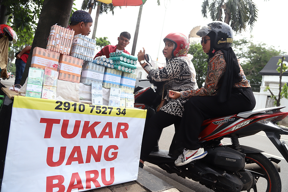 Warga melakukan penukaran uang baru untuk lebaran. (BeritaNasional/Elvis Sendouw)