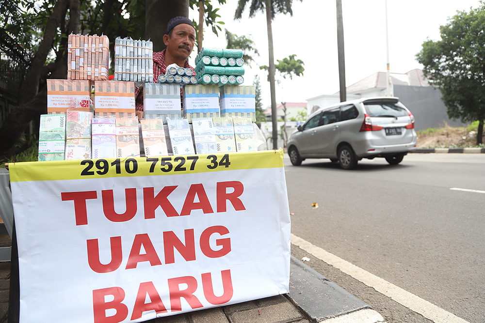 Warga melakukan penukaran uang baru untuk lebaran. (BeritaNasional/Elvis Sendouw)