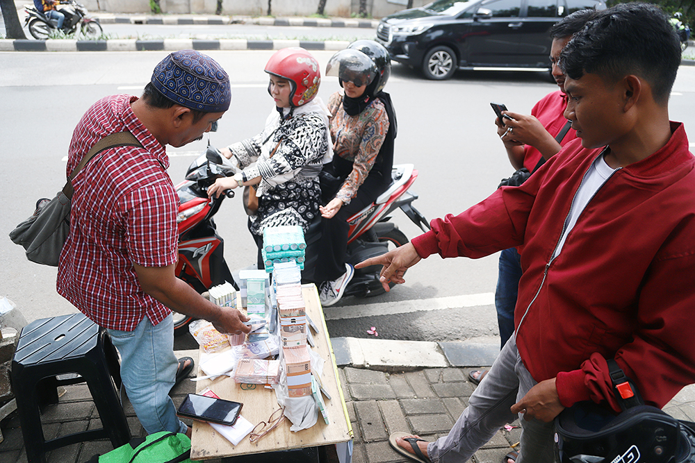 Warga melakukan penukaran uang baru untuk lebaran. (BeritaNasional/Elvis Sendouw)