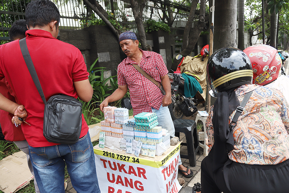 Warga melakukan penukaran uang baru untuk lebaran. (BeritaNasional/Elvis Sendouw)