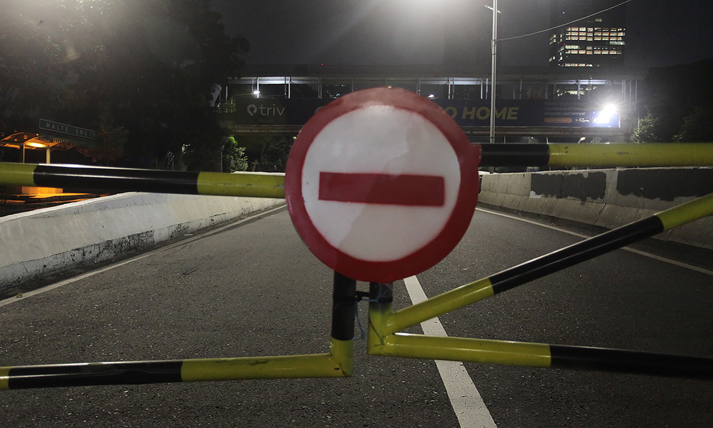 Suasana Jalan Layang Non-tol Casablanca ditutup permanen setiap malam, Kamis (26/4/2024), malam.  (BeritaNasional.com/Oke Atmaja)