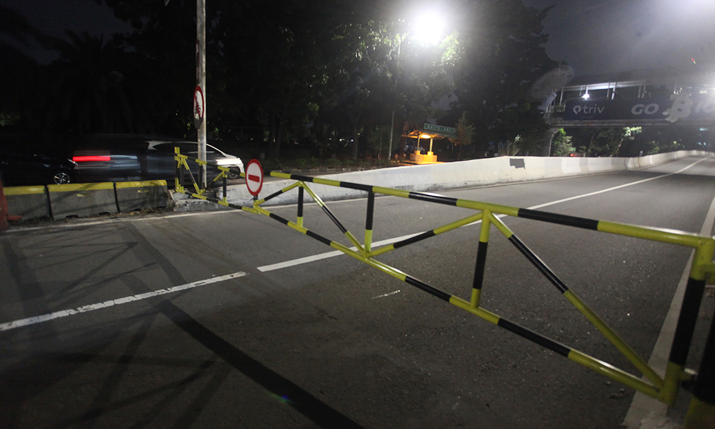 Suasana Jalan Layang Non-tol Casablanca ditutup permanen setiap malam, Kamis (26/4/2024), malam.  (BeritaNasional.com/Oke Atmaja)