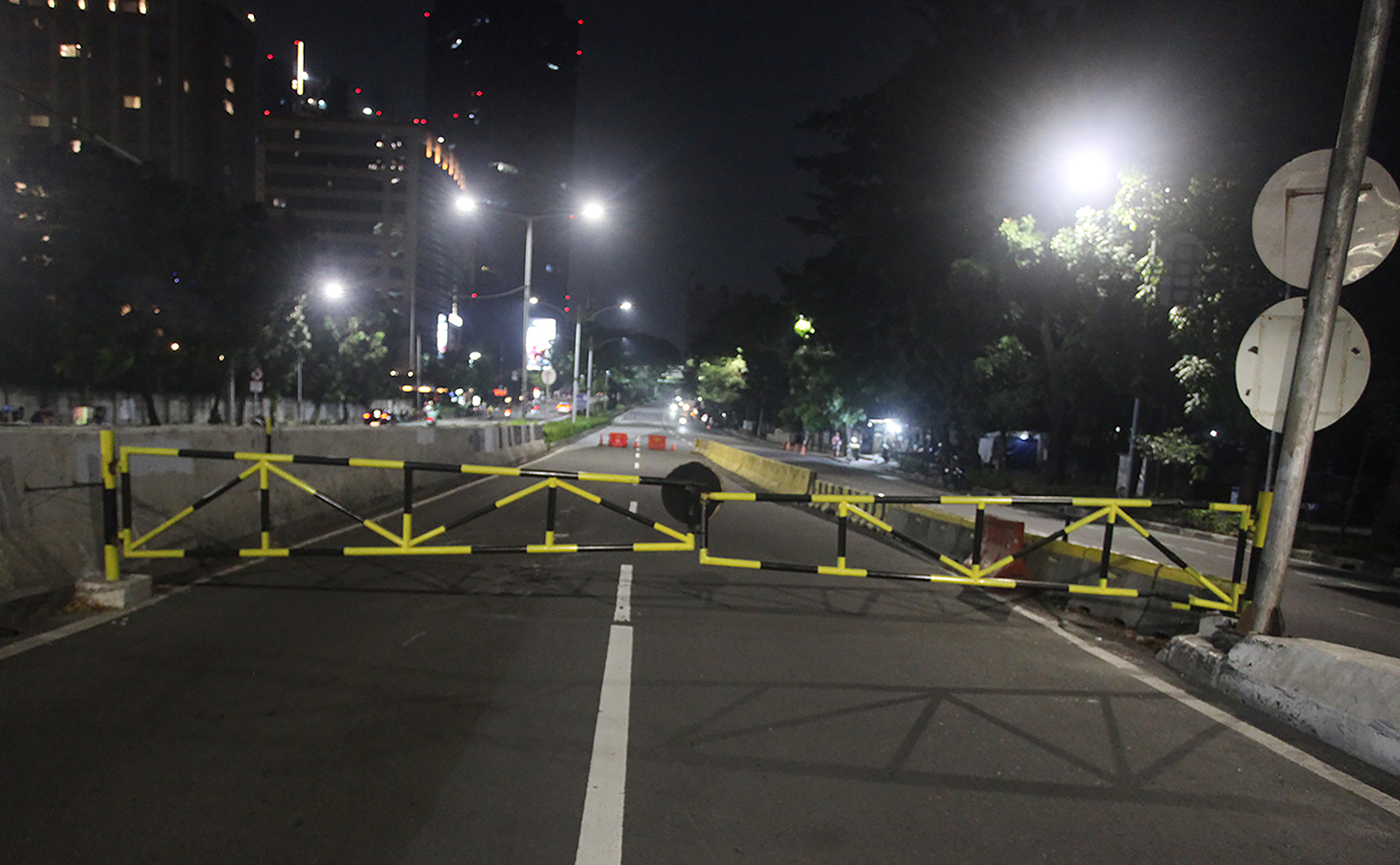 Suasana Jalan Layang Non-tol Casablanca ditutup permanen setiap malam, Kamis (26/4/2024), malam.  (BeritaNasional.com/Oke Atmaja)