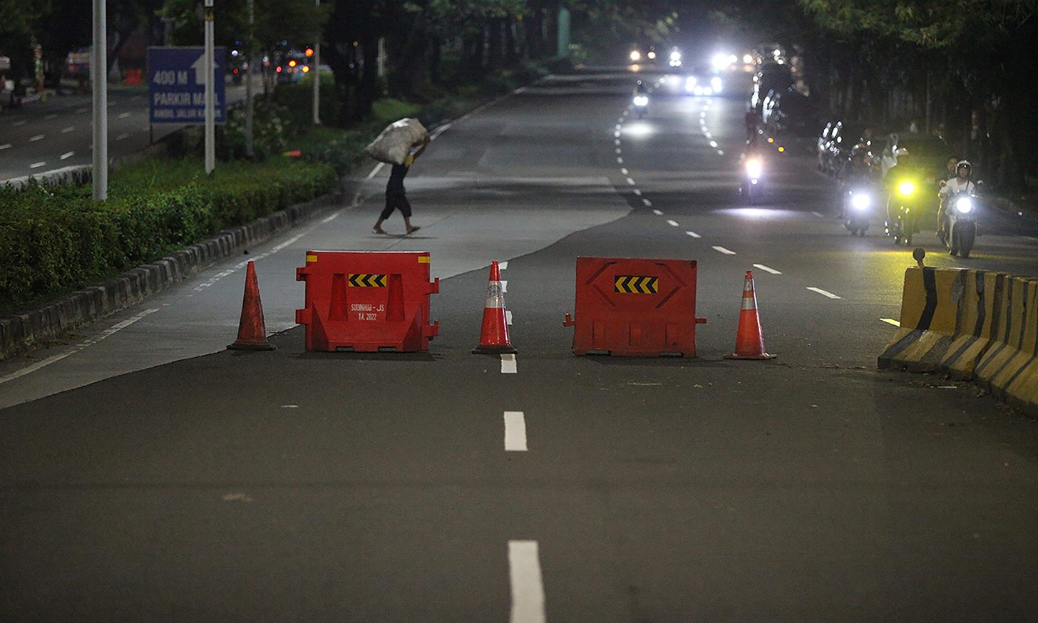 Suasana Jalan Layang Non-tol Casablanca ditutup permanen setiap malam, Kamis (26/4/2024), malam.  (BeritaNasional.com/Oke Atmaja)