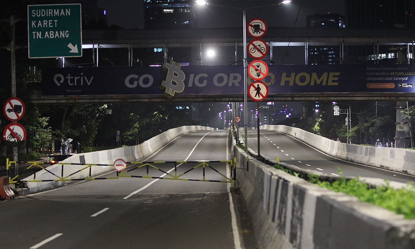 Suasana Jalan Layang Non-tol Casablanca ditutup permanen setiap malam, Kamis (26/4/2024), malam.  (BeritaNasional.com/Oke Atmaja)