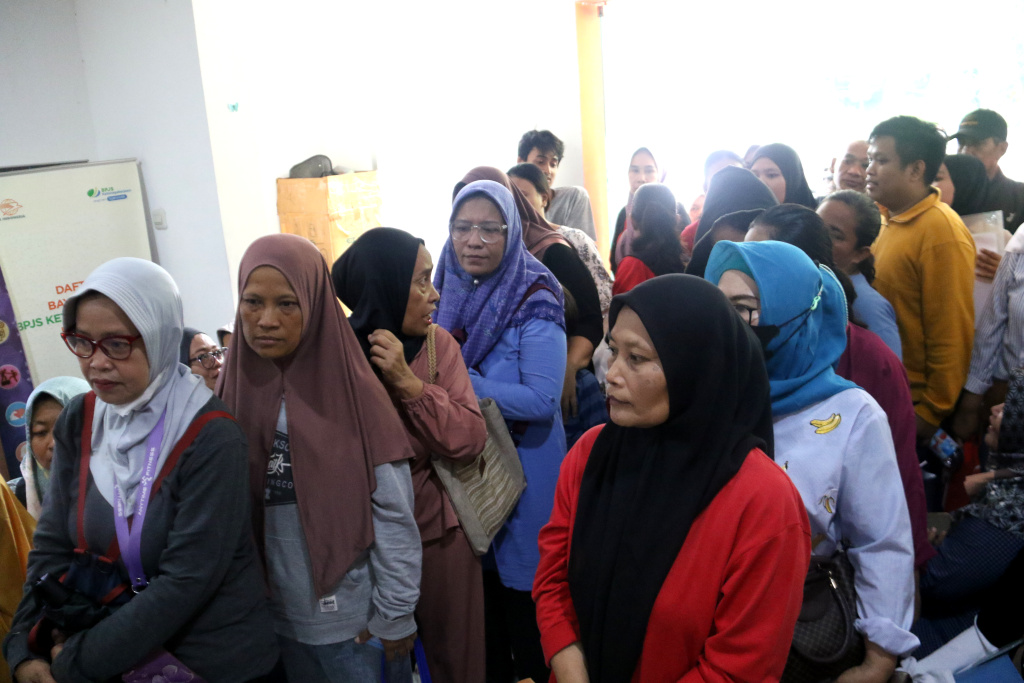 Warga penerima manfaat Bantuan Langsung Tunai Sementara Kesejahteraan Rakyat (BLTS Kesra) menunjukan uang usai melakukan pencairan dana di Kantor Pos Kebon Jeruk, Jakarta, Kamis (27/11/2025). (Beritanasional.com/Oke Atmaja)