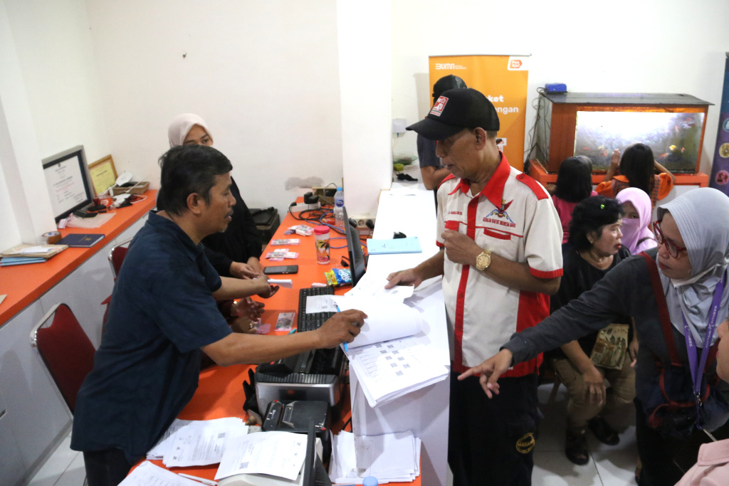 Warga penerima manfaat Bantuan Langsung Tunai Sementara Kesejahteraan Rakyat (BLTS Kesra) menunjukan uang usai melakukan pencairan dana di Kantor Pos Kebon Jeruk, Jakarta, Kamis (27/11/2025). (Beritanasional.com/Oke Atmaja)