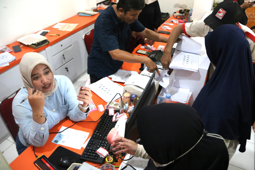 Warga penerima manfaat Bantuan Langsung Tunai Sementara Kesejahteraan Rakyat (BLTS Kesra) menunjukan uang usai melakukan pencairan dana di Kantor Pos Kebon Jeruk, Jakarta, Kamis (27/11/2025). (Beritanasional.com/Oke Atmaja)