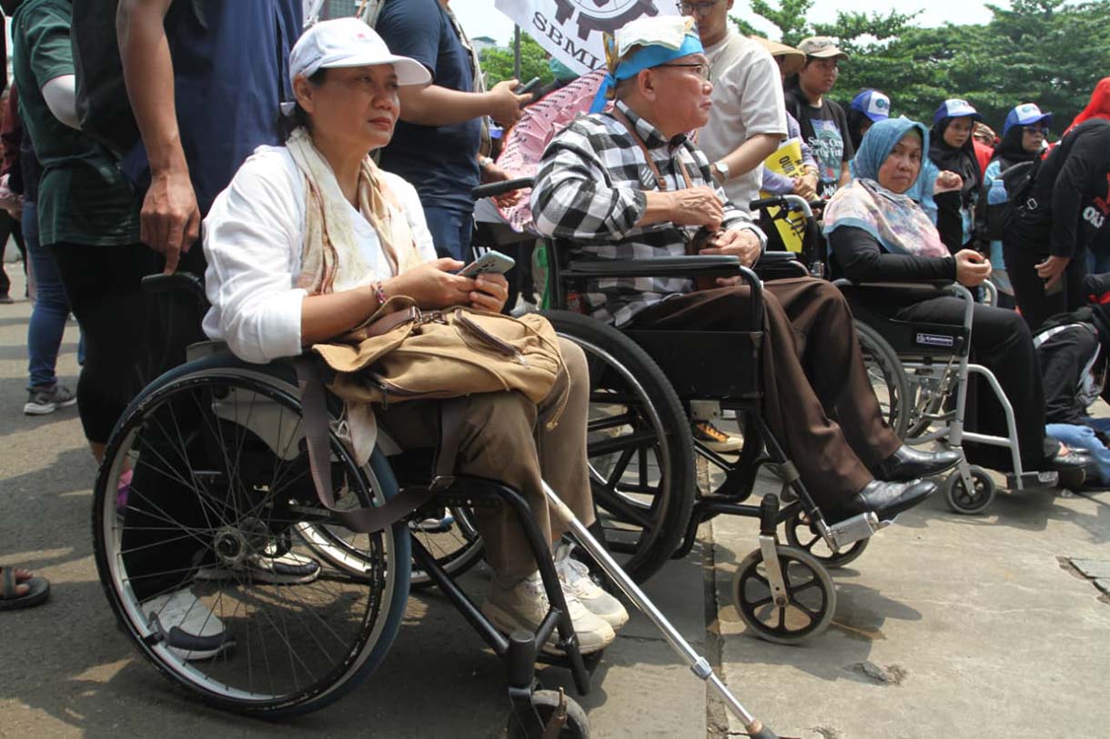 Penyandang Disabilitas Tuntut Keadilan Iklim untuk Kelompok Rentan Masa yang tergabung dalam Koalisi Masyarakat Peduli Keadilan Iklim, menggelar aksi di kawasan Patung Kuda, Jakarta, Kamis (28/8/2025). (Beritanasional.com/Oke Atmaja)