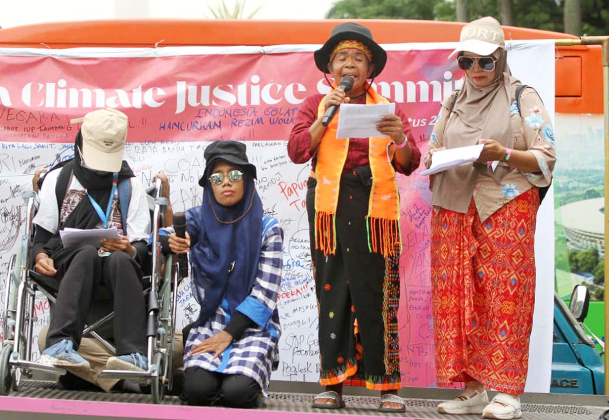 Penyandang Disabilitas Tuntut Keadilan Iklim untuk Kelompok Rentan Masa yang tergabung dalam Koalisi Masyarakat Peduli Keadilan Iklim, menggelar aksi di kawasan Patung Kuda, Jakarta, Kamis (28/8/2025). (Beritanasional.com/Oke Atmaja)