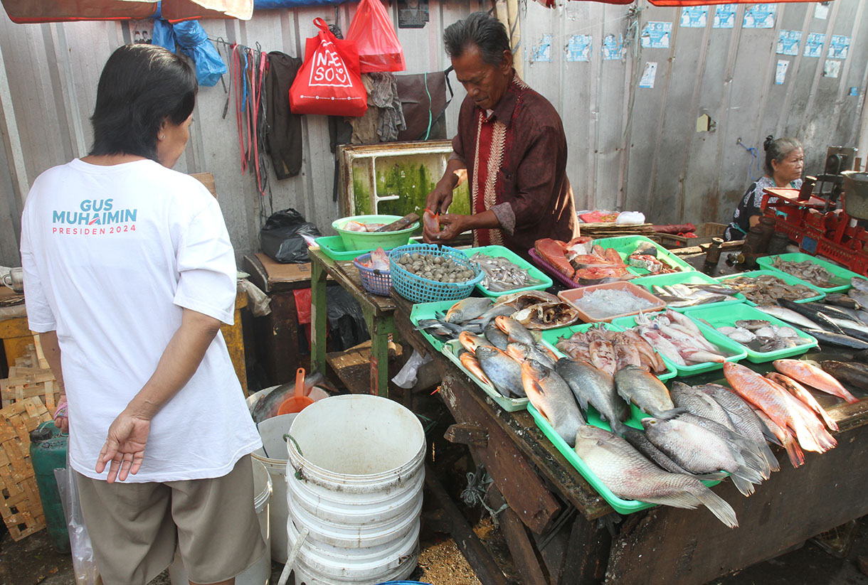 Pedagang menunggu pembeli di Pasar rumput, Jakarta, Selasa (8/10/2024). (BeritaNasional.com/Oke Atmaja)