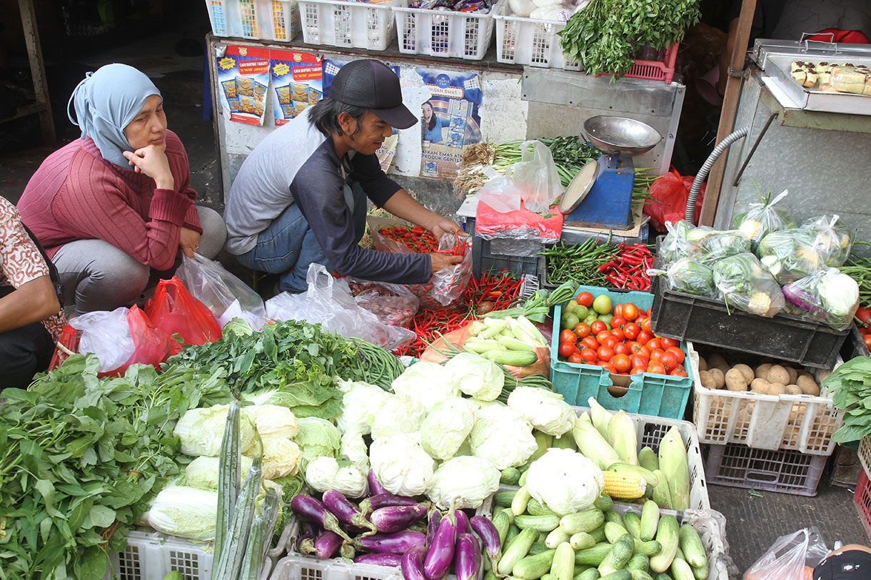 Pedagang menunggu pembeli di Pasar rumput, Jakarta, Selasa (8/10/2024). (BeritaNasional.com/Oke Atmaja)