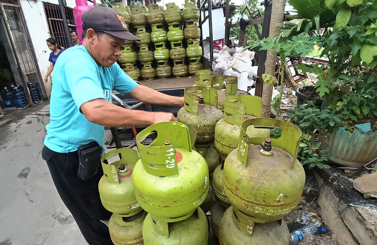 Pedagang menata gas elpiji 3 kg bersubsidi di salah satu pangkalan gas di Menteng,Jakarta, Senin (3/2/2025).  (Beritanasional.com/OkeAtmaja)