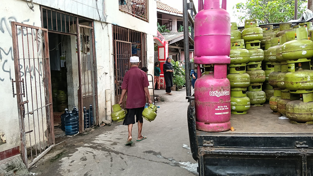 Pedagang menata gas elpiji 3 kg bersubsidi di salah satu pangkalan gas di Menteng,Jakarta, Senin (3/2/2025).  (Beritanasional.com/OkeAtmaja)