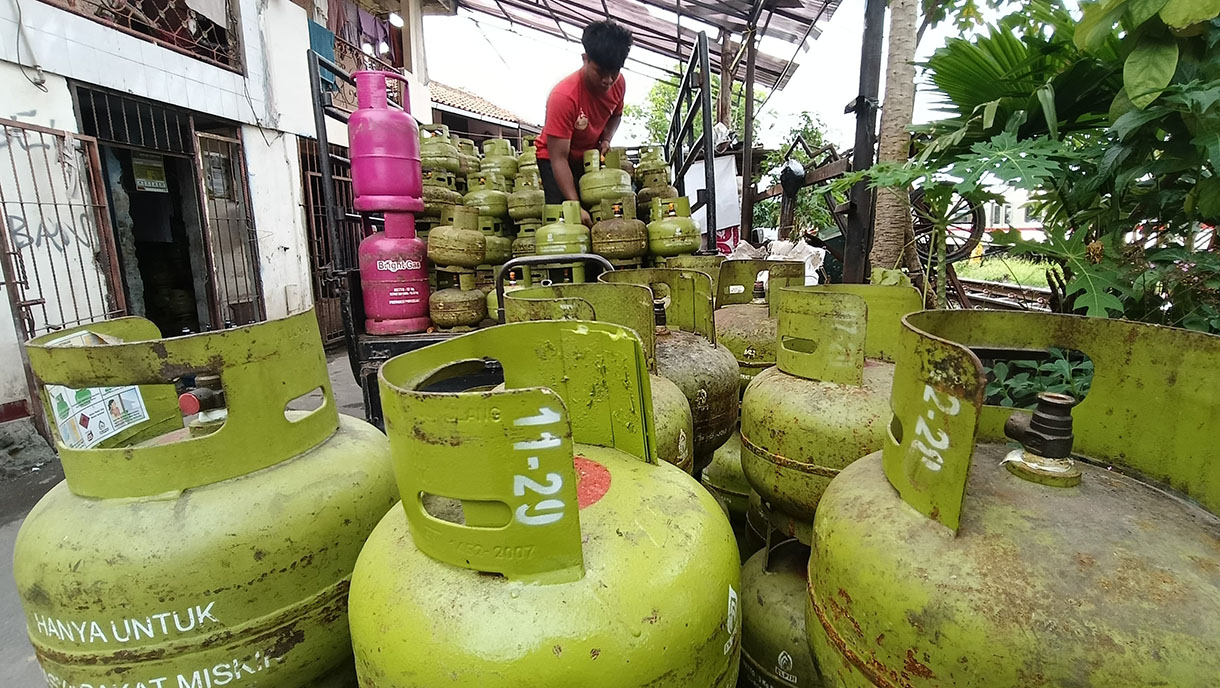 Pedagang menata gas elpiji 3 kg bersubsidi di salah satu pangkalan gas di Menteng,Jakarta, Senin (3/2/2025).  (Beritanasional.com/OkeAtmaja)