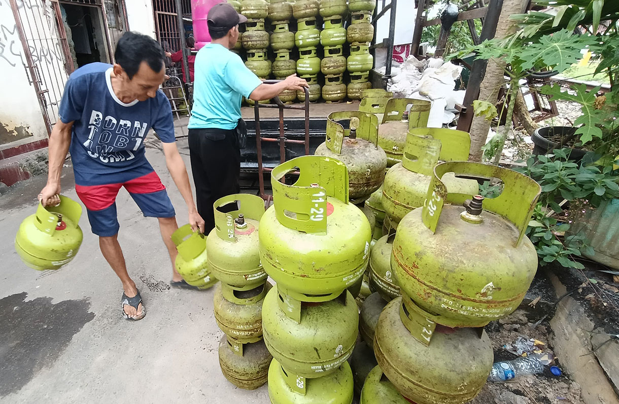 Pedagang menata gas elpiji 3 kg bersubsidi di salah satu pangkalan gas di Menteng,Jakarta, Senin (3/2/2025).  (Beritanasional.com/OkeAtmaja)