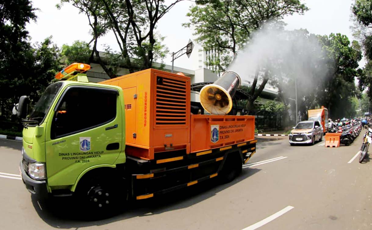 Sejumlah anggota Dinas Lingkungan Hidup (DLH) menyemprotkan air dari truk water mist di Jalan Merdeka Selatan, Jakarta, Selasa(23/09/2025). (Beritanasional.com/Oke Atmaja)