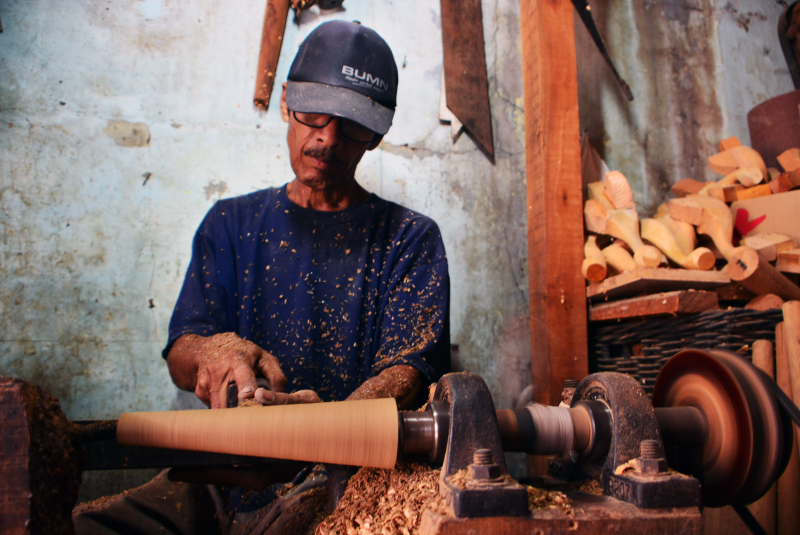 Perajin menyelesaikan ukiran kayu untuk mebel di Pamulang, Tangerang Selatan. (BeritaNasional/Elvis Sendouw)