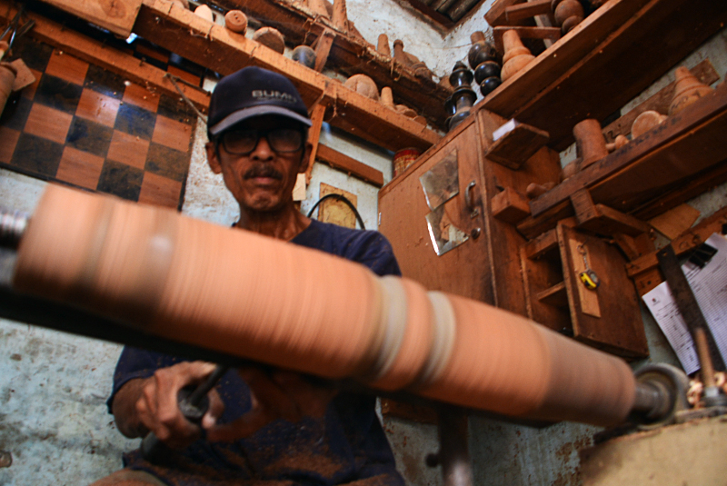 Perajin menyelesaikan ukiran kayu untuk mebel di Pamulang, Tangerang Selatan. (BeritaNasional/Elvis Sendouw)