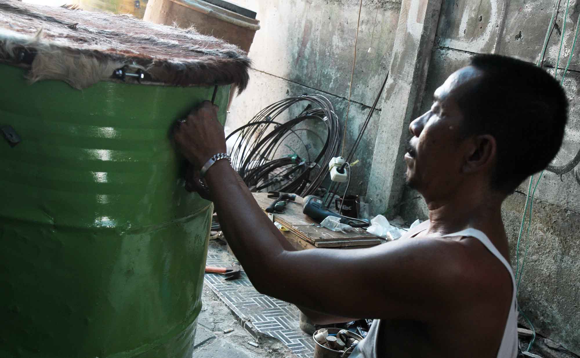 Pedagang membuat beduk kulit kambing dan sapi di Jalan Mas Mansyur, Tanah Abang, Jakarta Pusat, Kamis(12/3/2026).  (Beritanasional.com/Oke Atmaja)