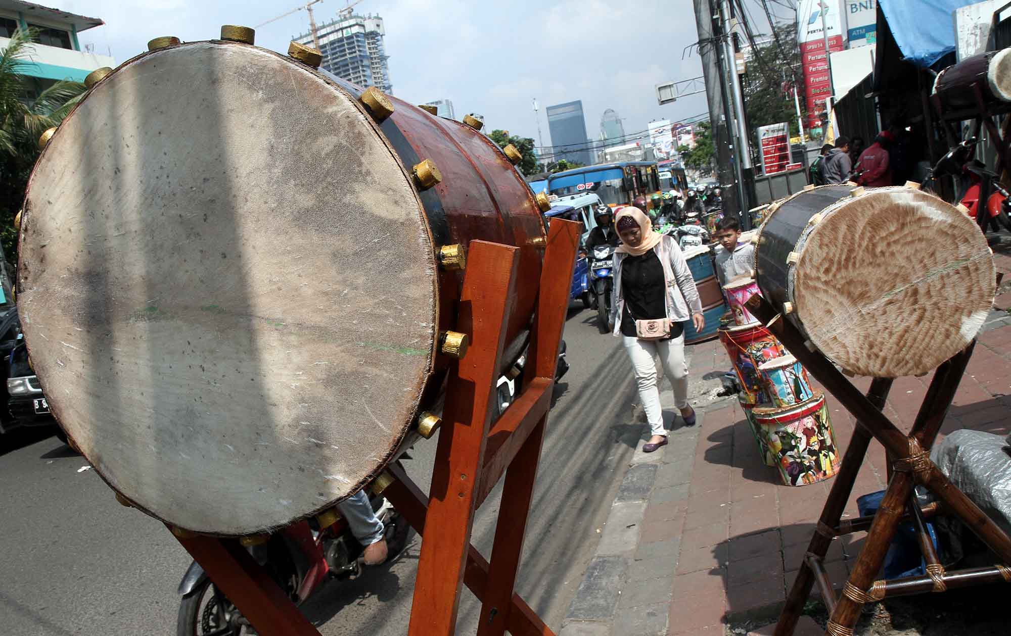 Pedagang membuat beduk kulit kambing dan sapi di Jalan Mas Mansyur, Tanah Abang, Jakarta Pusat, Kamis(12/3/2026).  (Beritanasional.com/Oke Atmaja)