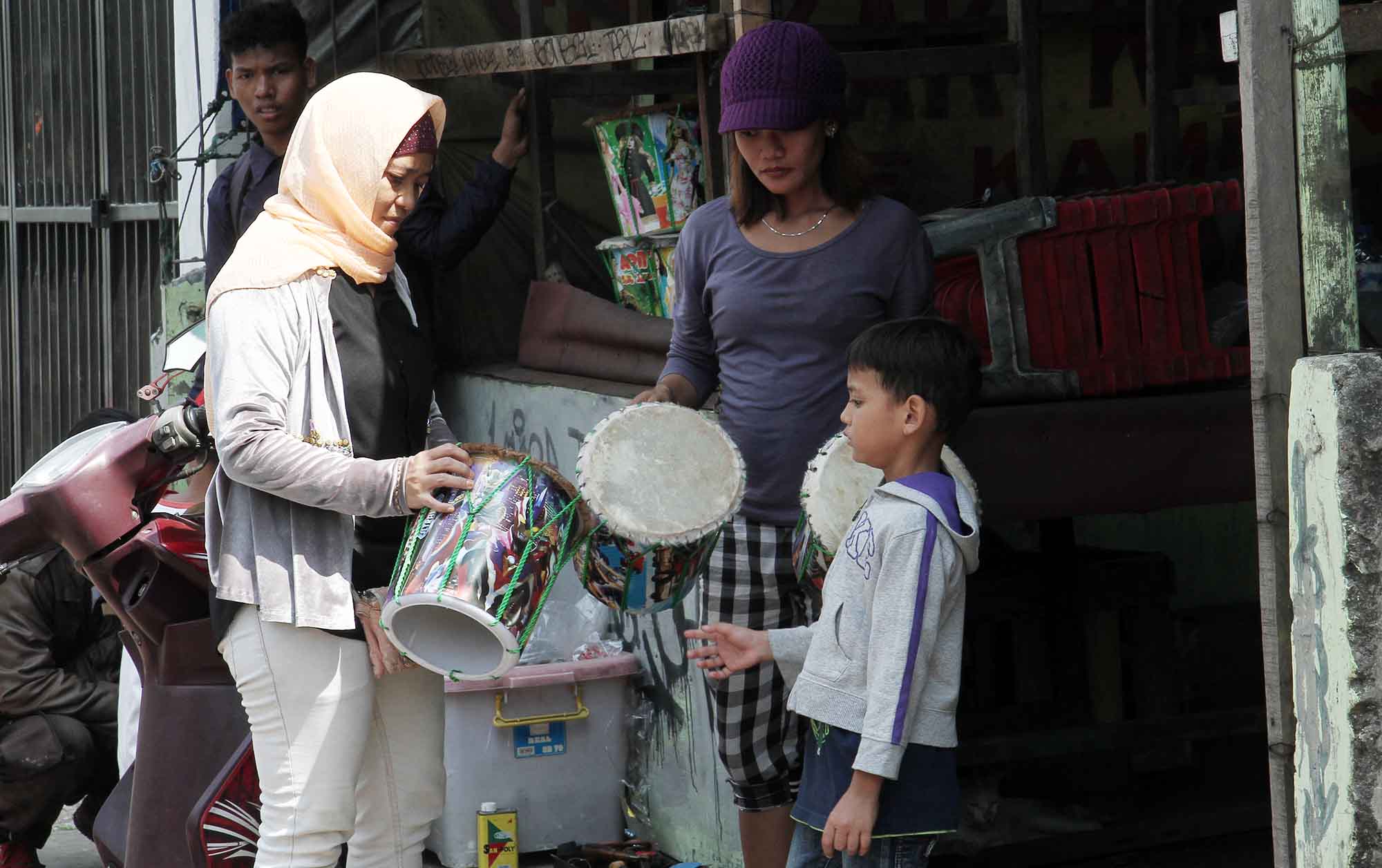 Pedagang membuat beduk kulit kambing dan sapi di Jalan Mas Mansyur, Tanah Abang, Jakarta Pusat, Kamis(12/3/2026).  (Beritanasional.com/Oke Atmaja)