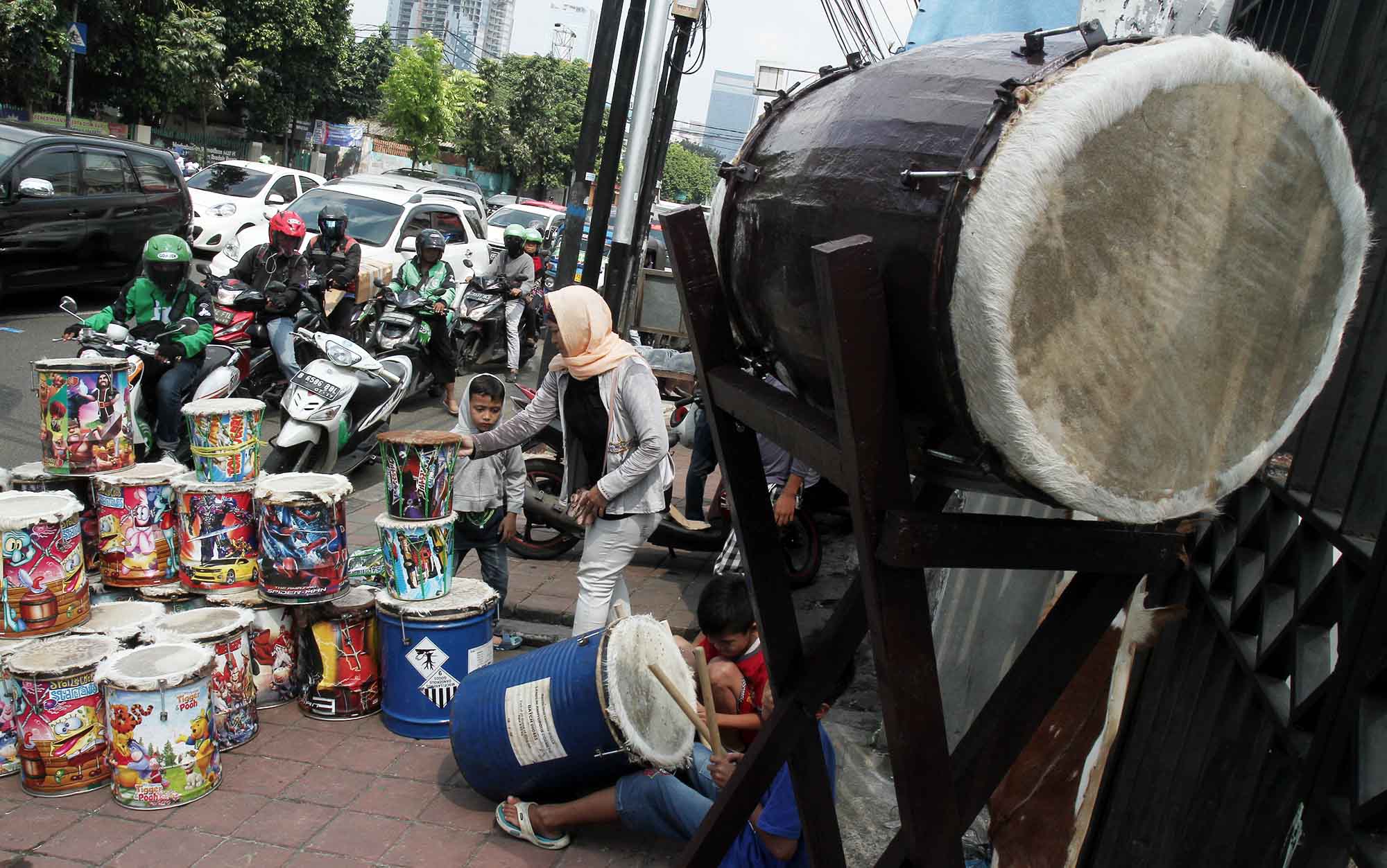 Pedagang membuat beduk kulit kambing dan sapi di Jalan Mas Mansyur, Tanah Abang, Jakarta Pusat, Kamis(12/3/2026).  (Beritanasional.com/Oke Atmaja)