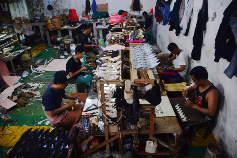 Pembuatan UMKM sepatu sandal wanita di industri rumahan. (BeritaNasional/Elvis Sendouw)