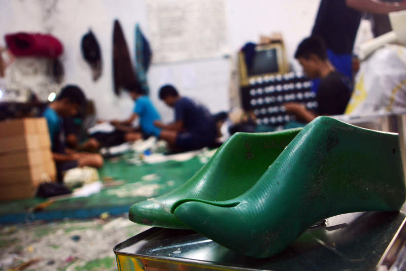 Pembuatan UMKM sepatu sandal wanita di industri rumahan. (BeritaNasional/Elvis Sendouw)