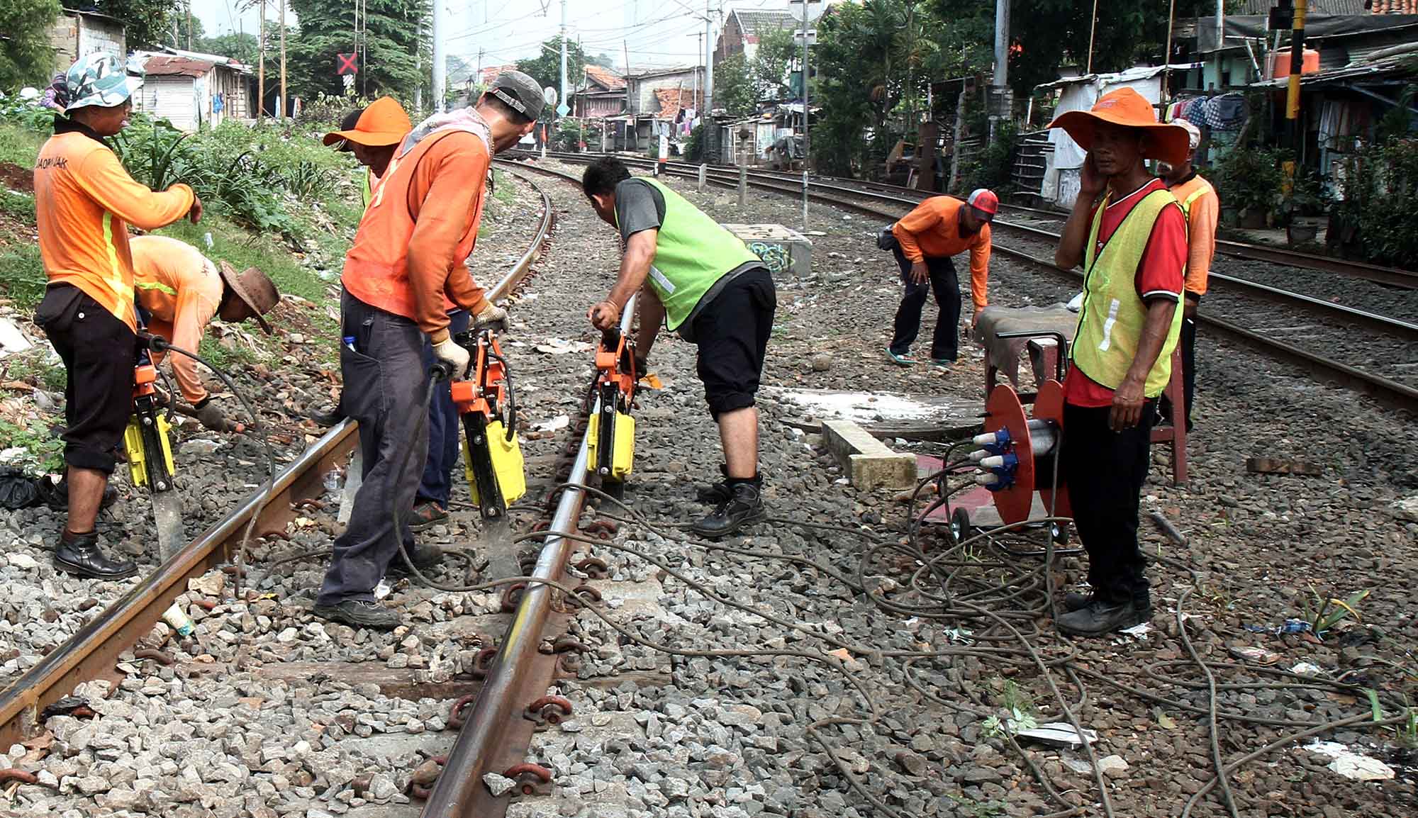 Petugas melakukan pemadataan bantalan rel kereta api di jalur relasi Tanah Abang-Manggarai, Jakarta, Sabtu (24/8/2024).(BeritaNasional.com/ Oke Atmaja)