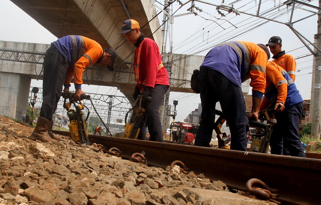 Teknisi mengukur rel kereta api menggunakan track gauge di Kawasan Menteng, Jakarta,Jumat(26/6/2026). (Beritanasional.com/Oke Atmaja)